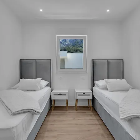 Knezovic With Sea View ماكارسكا
