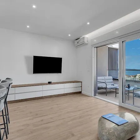 Knezovic With Sea View * ماكارسكا