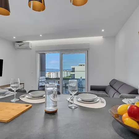 Knezovic With Sea View * ماكارسكا