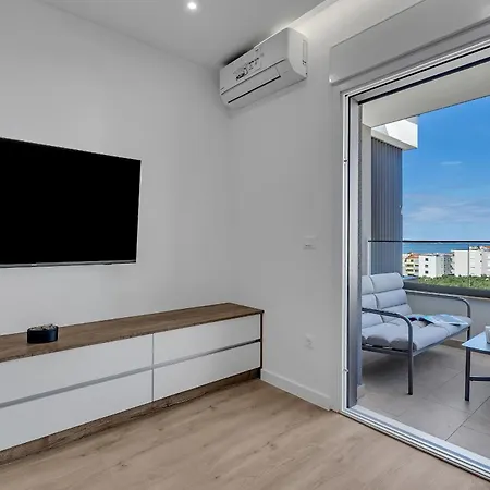 Knezovic With Sea View شقة *