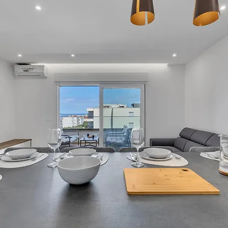 Knezovic With Sea View شقة