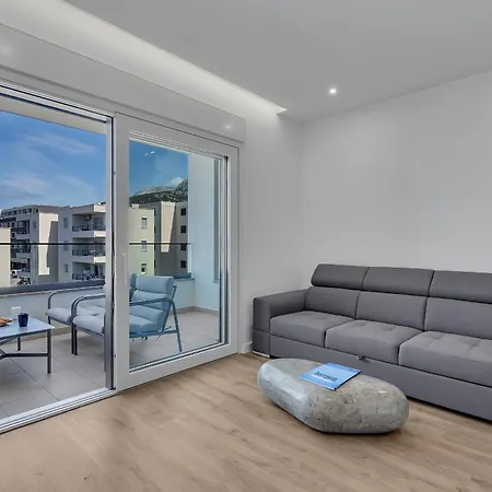 Knezovic With Sea View ماكارسكا