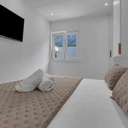 Knezovic With Sea View شقة ماكارسكا