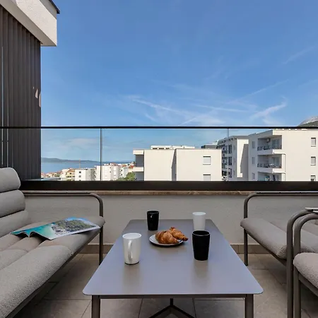 Knezovic With Sea View شقة ماكارسكا